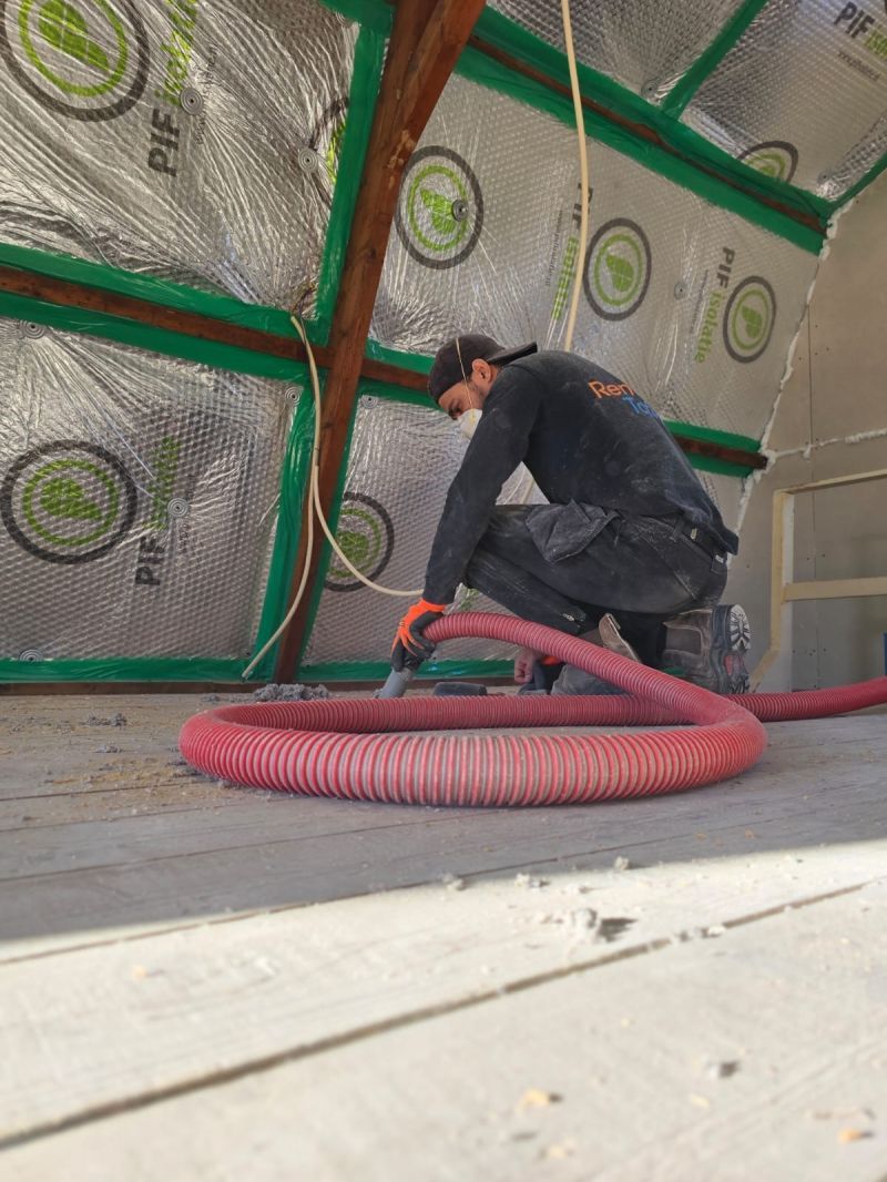 Dakisolatie met ingeblazen materiaal op een hellend dak van een woning in Nieuw-Vennep