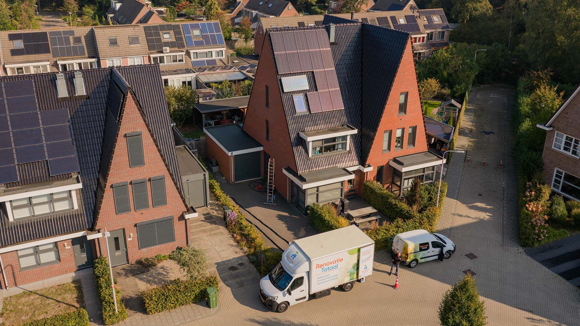 Bedrijfsbussen van Isolatiebedrijf RT Hoofddorp in een woonwijk in Hoofddorp