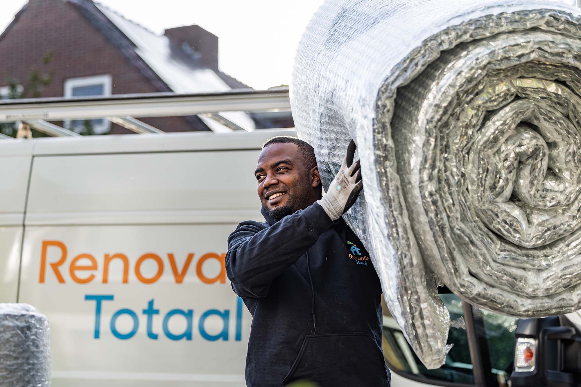 Rol isolatiemateriaal klaar voor vloerisolatie in een woning in Hoofddorp