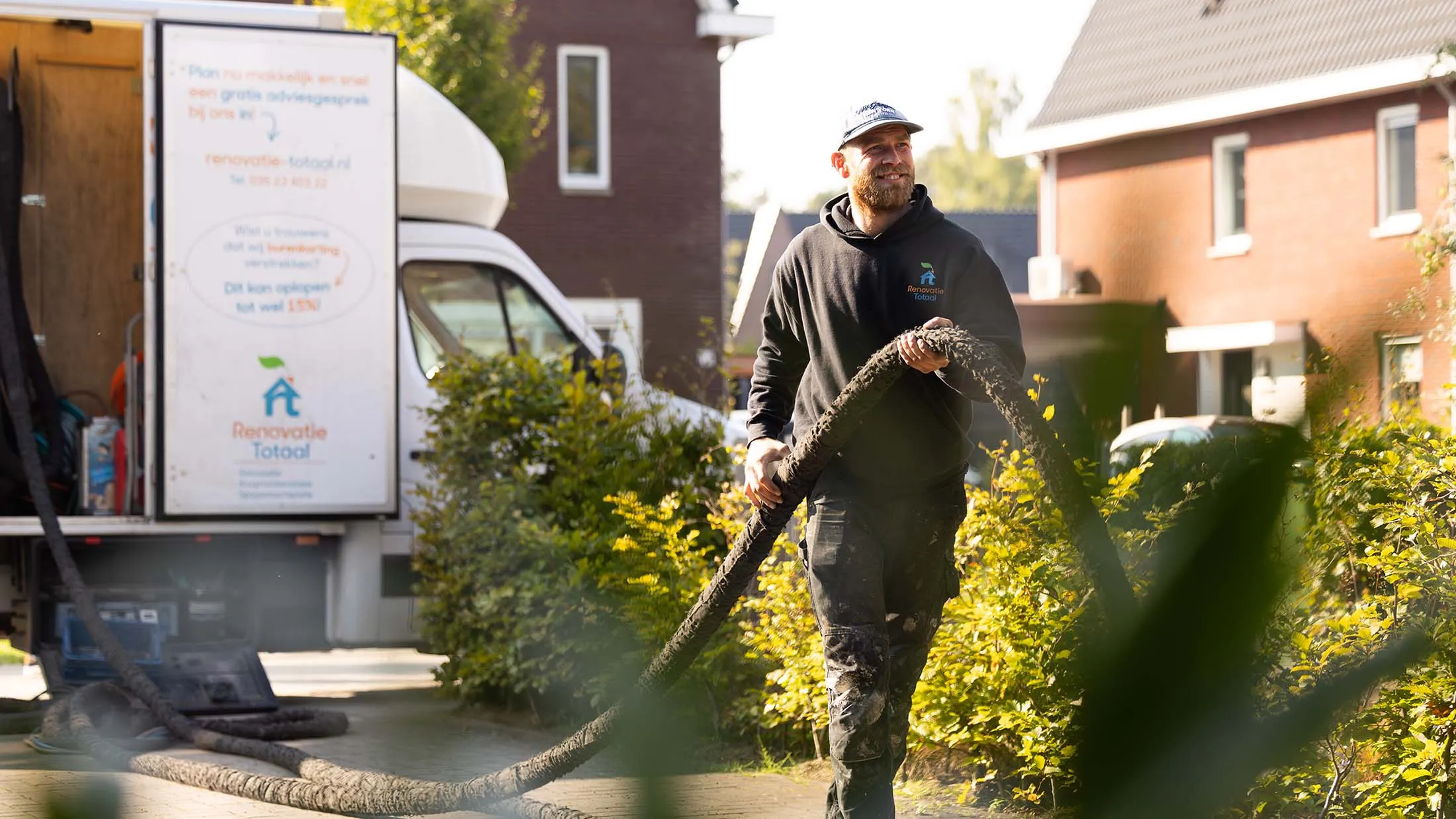 Monteur van Isolatiebedrijf RT Hoofddorp blaast isolatie in tijdens een klus in de Haarlemmermeer
