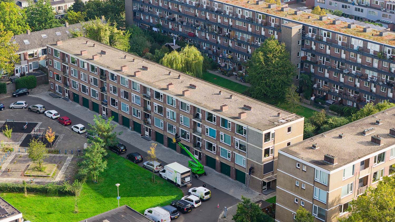 Luchtfoto van een appartementencomplex van een VvE in de wijk Toolenburg in Hoofddorp